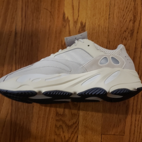 Yeezy 700 - Picture 6 of 7